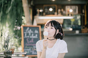 亚洲女孩的肖像，白色衬衫和裙子，外型自然古色电影风