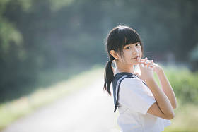 亚洲日本学校女孩服装的肖像看公园户外电影复古风