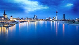 德国杜塞尔多夫和莱茵河夜景图片