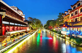 南京孔庙风景名胜区和秦淮河。人们正在参观。位于中国江苏省南京