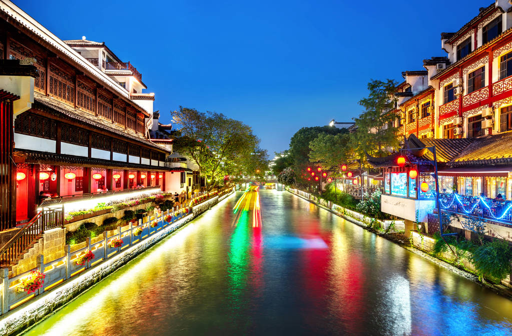 南京孔庙风景名胜区和秦淮河。人们正在参观。位于中国江苏省南京