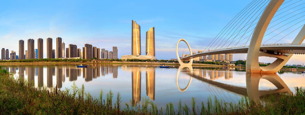 中国南京城市天际线与现代建筑, 暮光景