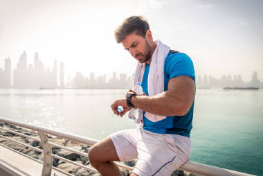 年轻运动男子训练户外-年轻的成年人做健身锻