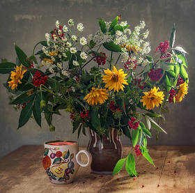 一束花, 接骨木莓和一杯果盘。老式