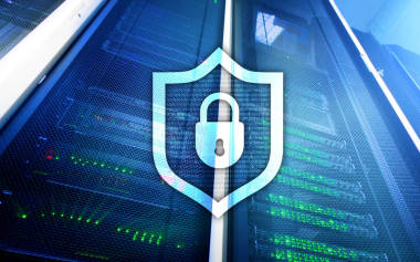 網(wǎng)絡保護盾牌圖標的服務器室背景。信息安全和病毒檢測