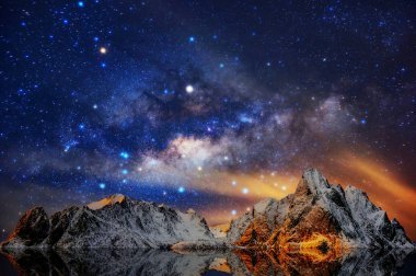 在挪威罗弗敦群岛的瑞尼村, 银河越过高山景