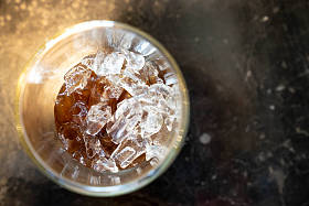 可乐玻璃饮料中冰立方的顶部视图