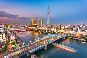 东京, 日本城市地平线上浅草在黄昏