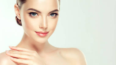 美麗的模特女孩, 有光澤的棕色和直長發(fā)。角蛋白矯直。治療、護(hù)理和水療程序。中等長度的發(fā)型。著色、貝爾奧伯爾、shatush、balage 和突出顯示