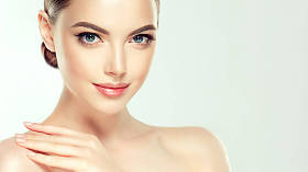 美丽的模特女孩, 有光泽的棕色和直长发。角蛋白矫直。治疗、护理和水疗程序。中等长度的发型。着色、贝尔奥伯尔、shatush、balage 和突出显示