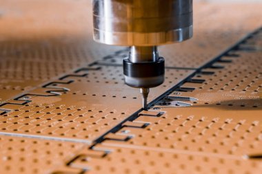 立式銑床的工作。主軸和刀具。清潔準(zhǔn)確