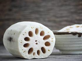 莲花根在木背景