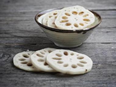 蓮花根在木背景