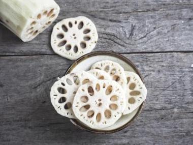 莲花根在木背景照片