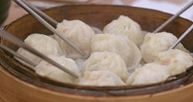 在餐厅吃中国蒸肉饺子包子图片