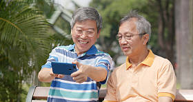 资深朋友拍照和一起旅行照片