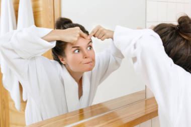 女人在浴室里擠粉刺圖片