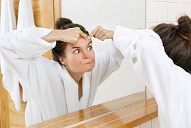 女人在浴室里挤粉刺图片