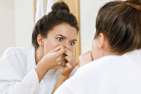 女人在浴室里挤粉刺 照片