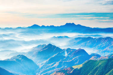 風(fēng)景與日落在藍(lán)色山和霧
