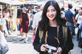 亚洲女子旅游旅游走在街上图片