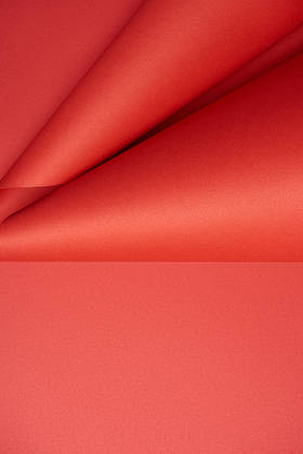 抽象红色创意纸背景的特写视图