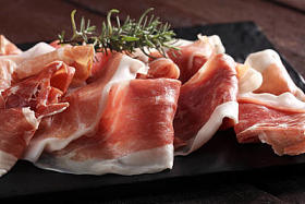 意大利火腿 crudo 或 jamon 与迷迭香。生火腿
