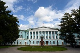 俄国军队的文化中心。m. 伏龙芝。凯瑟琳宫。博物馆-Saltykov 的庄园