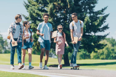 多民族群體的青少年在公園里聊天和散步