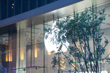 上海, 中國。南京路。蘋果專賣店。晚上。標志。樹。光。唱。發(fā)光。2013年4月