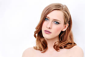 特写肖像一个美丽的年轻女子与自然化妆。白色背景。美容化妆品化妆发型造型