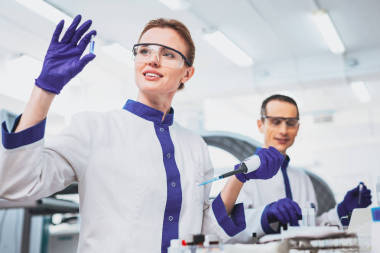 美麗的女性人看試劑