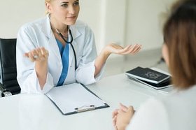 医生或精神病医师咨询和诊断检查有压力的妇女病人在医疗诊所或医院保健服务中心