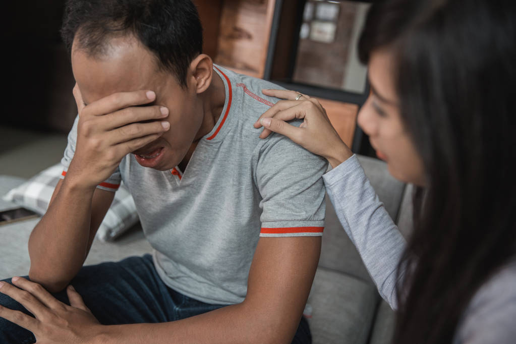 女人安慰她悲伤的哀悼的人图片