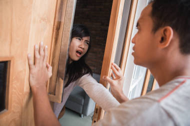 妻子在战斗中推开丈夫照片