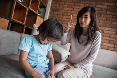 責(zé)罵她的女兒行為不良圖片