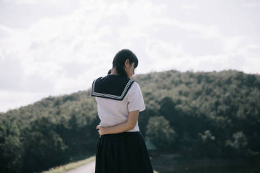 亞洲日本學校女孩服裝的肖像看公園戶外電影復古風格