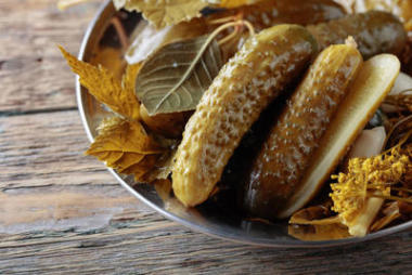 大蒜、蒔蘿和辣根鹵水自制腌黃瓜