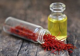 天然表面瓶中提取藏红花的特写