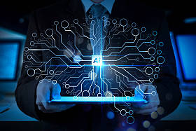 人工智能 (Ai), 机器学习与数据挖掘技术在虚拟 dachboard。双曝光成功商人工作在办公室与数码平板电脑笔记本电脑