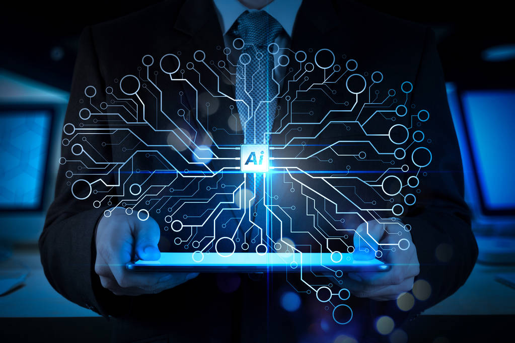 人工智能 (Ai), 机器学习与数据挖掘技术在虚拟 dachboard。双曝光成功商人工作在办公室与数码平板电脑笔记本电脑