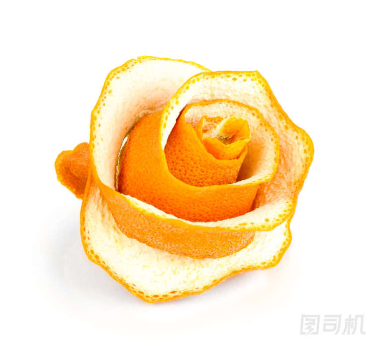 從孤立在白色的干橙皮裝飾玫瑰