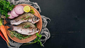 生鱼片配香料和蔬菜。在木质的背景鲤鱼。顶部视图。复制空间