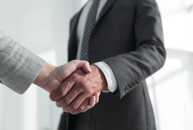 興奮的笑臉商人握手合作伙伴會(huì)議,