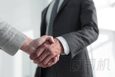興奮的笑臉商人握手合作伙伴會(huì)議,