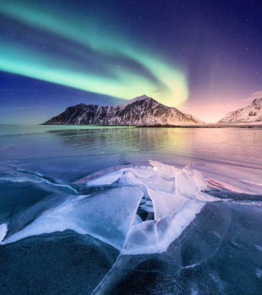 北極海灘上的北方燈。美麗的自然風(fēng)景在挪