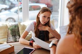 金发女学生向她求助