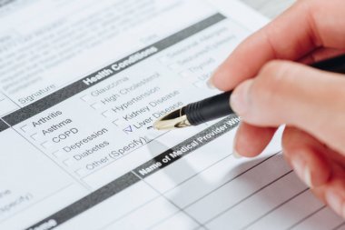 医学问卷、世界肝炎日概念中妇女标记肝病的图像