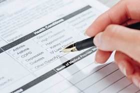 医学问卷、世界肝炎日概念中妇女标记肝病的图像