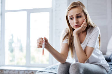 不茍言笑婦女舉行懷孕測(cè)試圖片